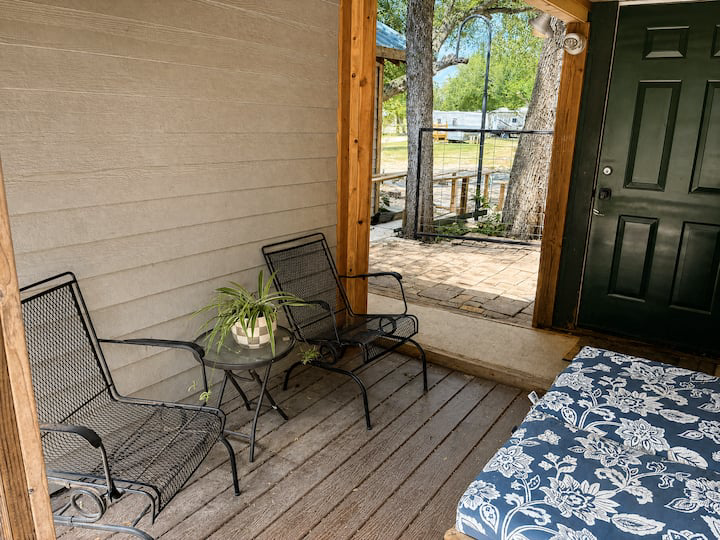 Cozy casita with covered porch in San Marcos, Texas